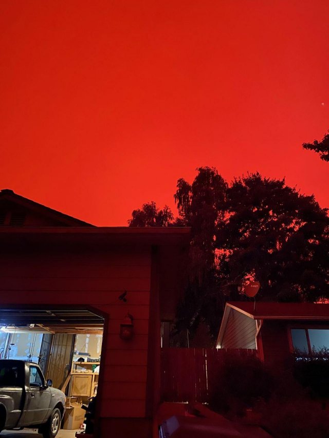 дым от лесных пожаров в штате Орегон на фоне домов