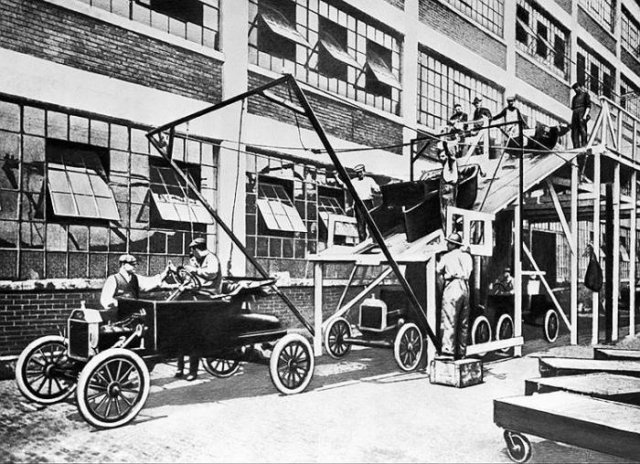 Рабочие собирают легковые автомобили на заводе Форда, 1913, Детройт