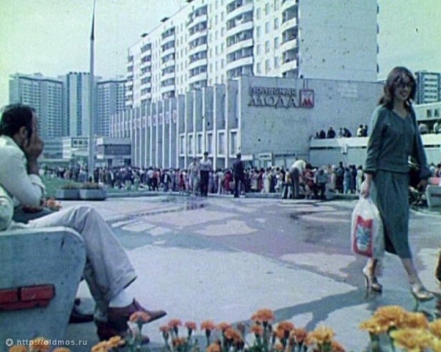 Очереди возле универмага «Польская мода», Москва, СССР, 1980-е.