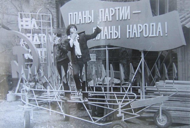 Виктор Цой около Финлядского вокзала. У Майка Науменко на работе. Ленинград, 1982 год