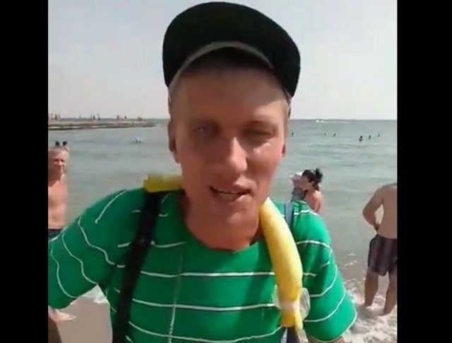 Очень позитивный продавец пахлавы и кукурузы на пляже