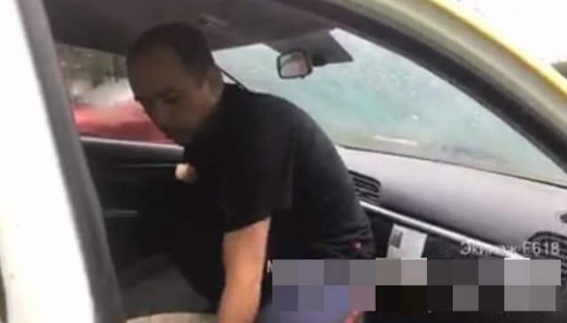 Таксист под наркотиками рассказывает полицейским про нападавших с ножом и девушку в багажнике