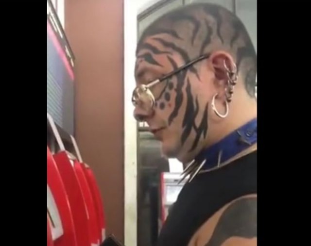 Мужчина пытается превратить себя в тигра с помощью пирсинга, татуировок и разрезов