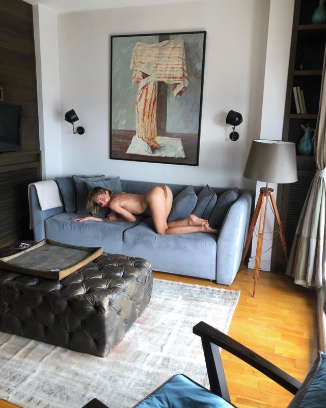 Марина Кацуба в провокационной позе на диване