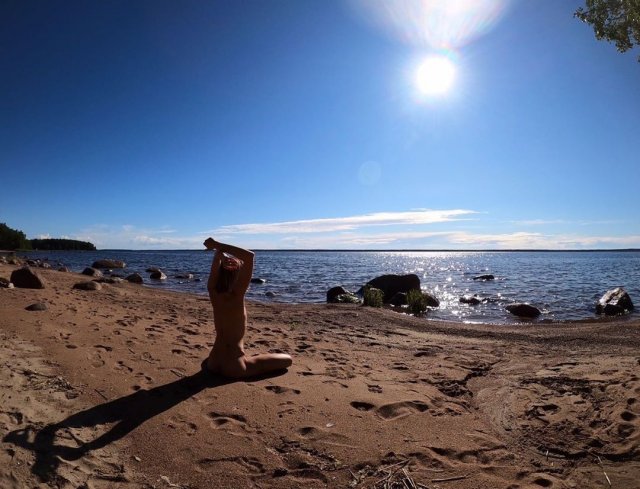 Марина Кацуба медитирует на пляже