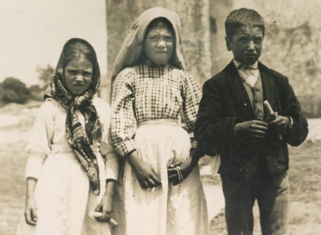 Жасинта, Лусия и Франсишку — дети, узрившие Богородицу, 1917 год, Португалия