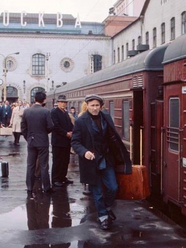 Василий Шукшин на Казанском вокзале садится на фирменный поезд №1/2 «Волгоград». 1974 г.