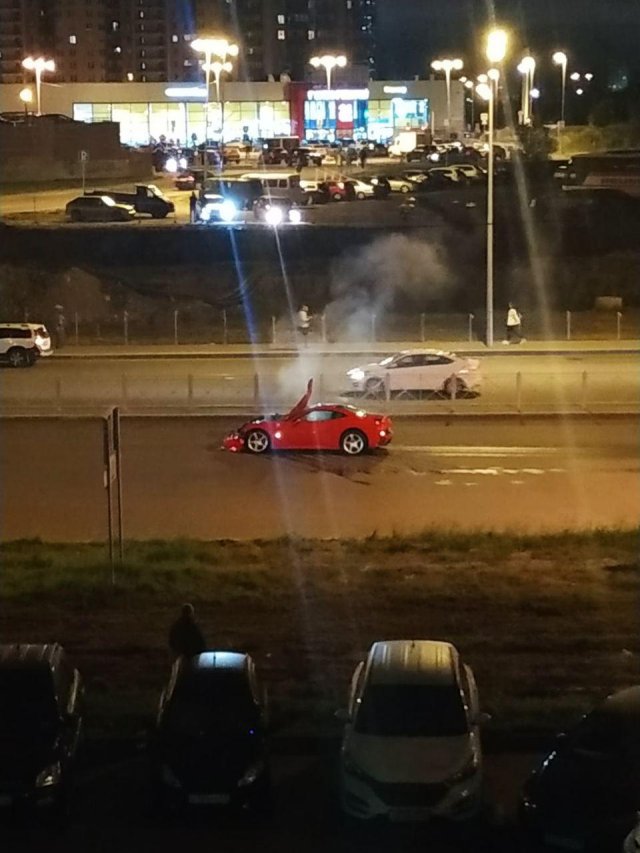 Ferrari California после аварии с BMW M5 на Комендантском проспекте в Петербурге