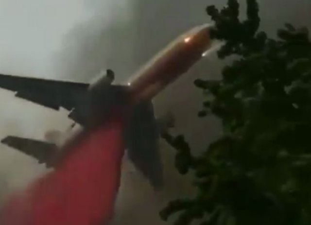 Как эпично выглядит тушению пожаров с помощью самолета с земли