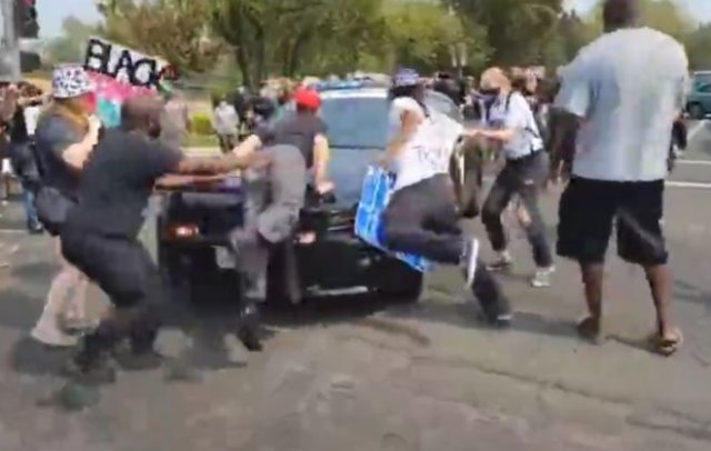 В США полицейские таранят активистов BLM патрульной машиной
