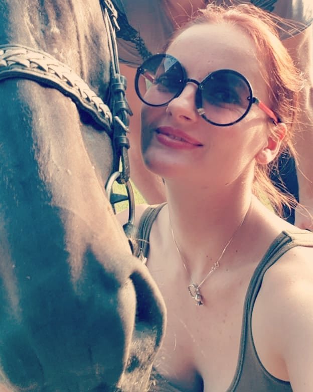 Анастасия Шульженко - любовница Сергея &quot;Тарзана&quot; Глушко рядом с лошадью