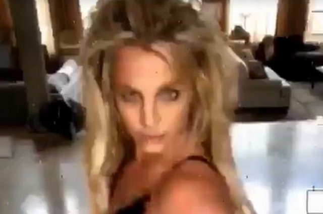 Бритни Спирс танцует дома