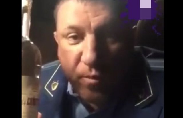 Пьяный мужчина с бутылкой заявляет, что стал прокурором Московской области