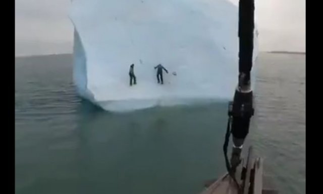 Фотографироваться на айсберге - опасная авантюра