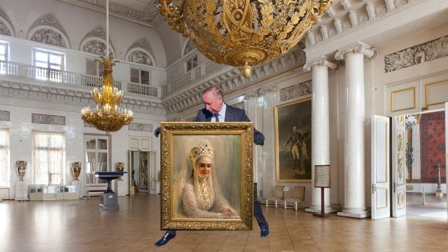 Губернатор Петербурга Александр Беглов перепрыгивает клумбу и выносит картину из Эрмитажа