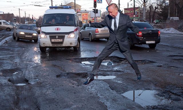 Губернатор Петербурга Александр Беглов перепрыгивает клумбу через ямы в городе