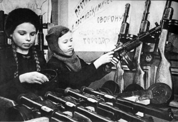 Школьники занимаются сборкой автоматов, Сталинск (Новокузнецк), 1943 год