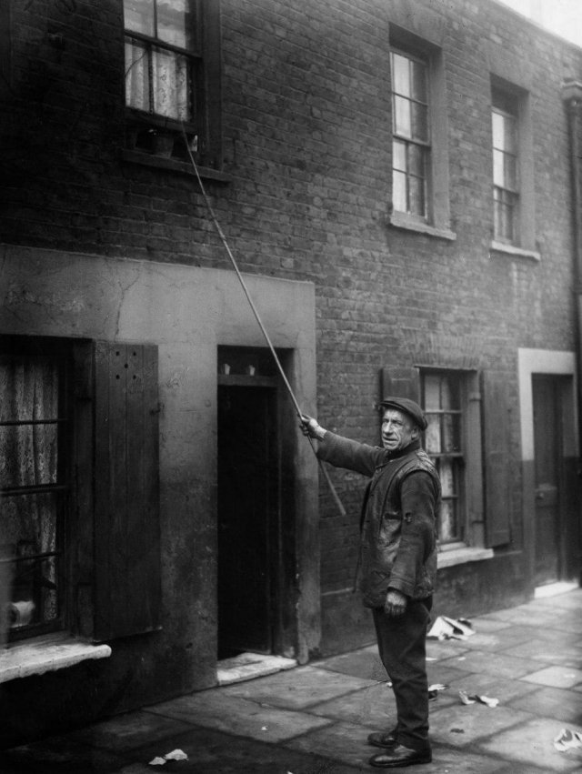 1929 год. Чарльз Нельсон работал knockers-up на протяжении 25 лет в Ист-Лондоне. Он будил рано утром врачей, рыночных торговцев и водителей.