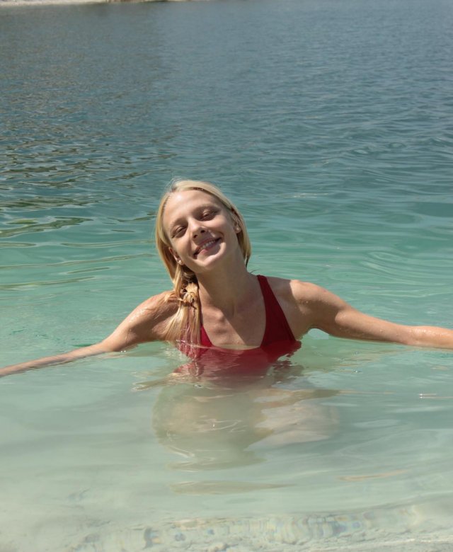Звезда сериала &quot;Чики&quot; Алена Михайлова - в красном купальнике в море