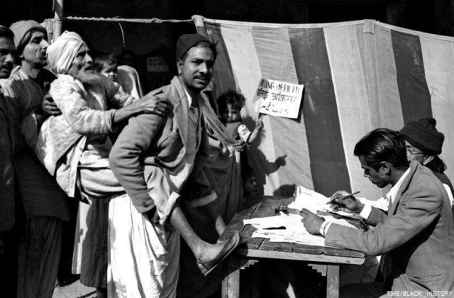 Первые всеобщие выборы в Индии. Слепой избиратель тоже хочет проголосовать, 1952 год.