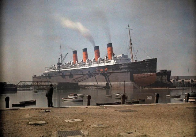 Британский лайнер RMS Mauretania в доке в Саутхэмптоне, ноябрь 1928 года.