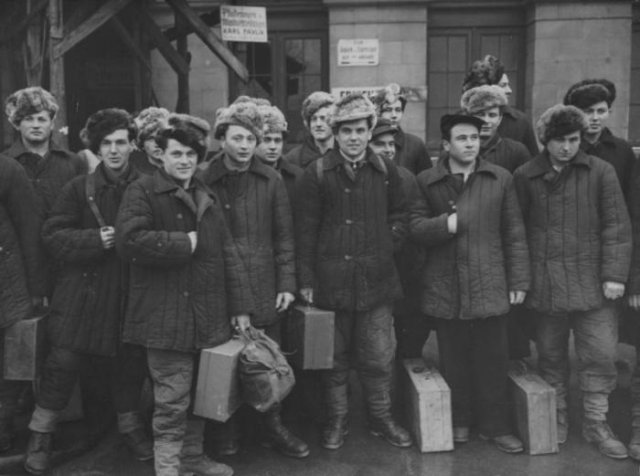 Группа итальянских военнопленных на пути домой из СССР, 1950 год, Вена