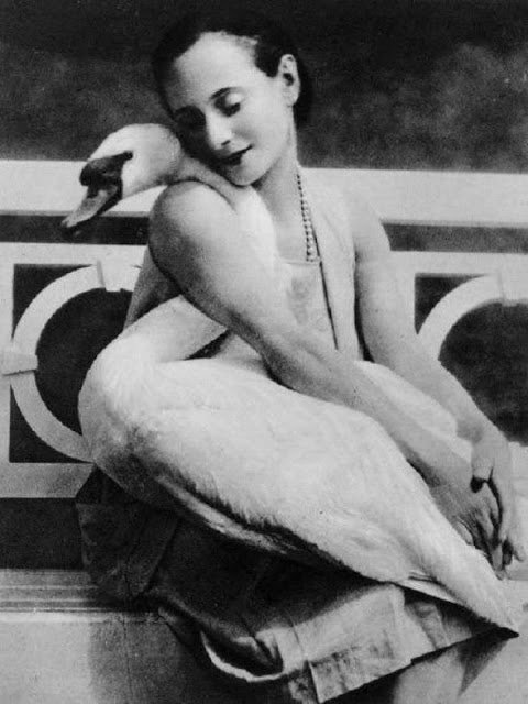 Балерина Анна Павлова с лебедем Джеком, возможно 1927 год