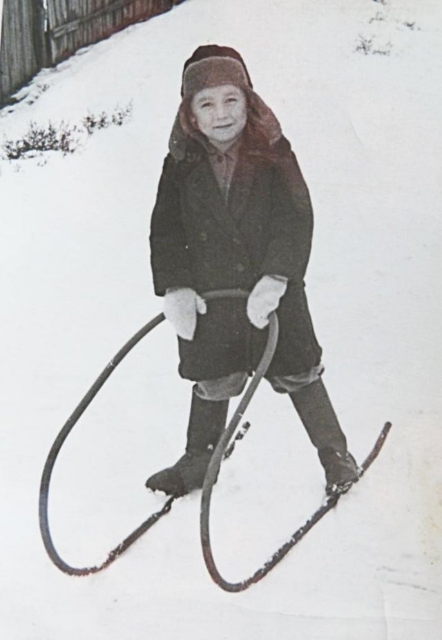 Неизвестный советский младшеклассник на снегокате, 1964