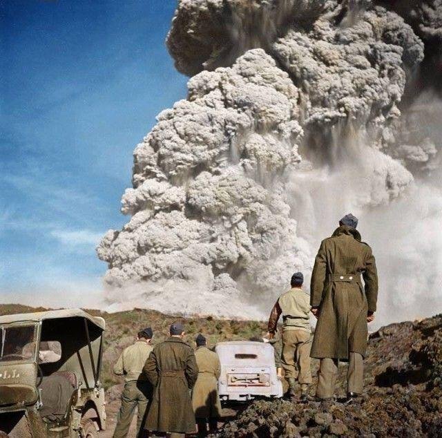 Солдаты 5-ой армии США наблюдают за извержением Везувия, 1944 г.