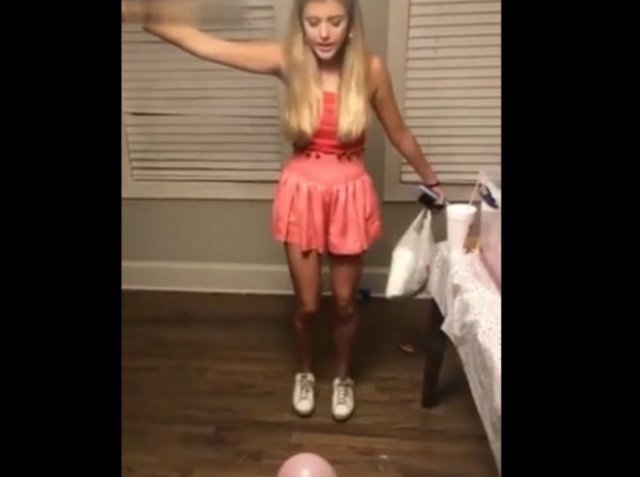 Блондинка против воздушного шарика