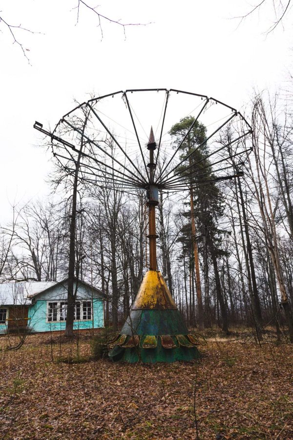 Карусель на детской площадке в лагере &quot;Кудрявцево&quot;