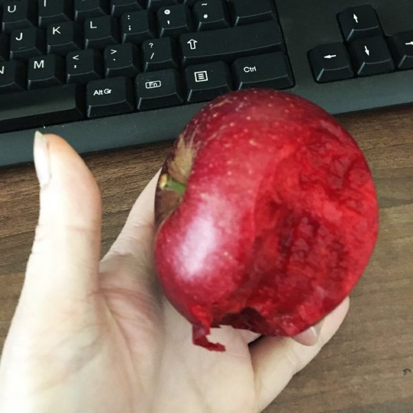 Мякоть яблока оказалась красного цвета