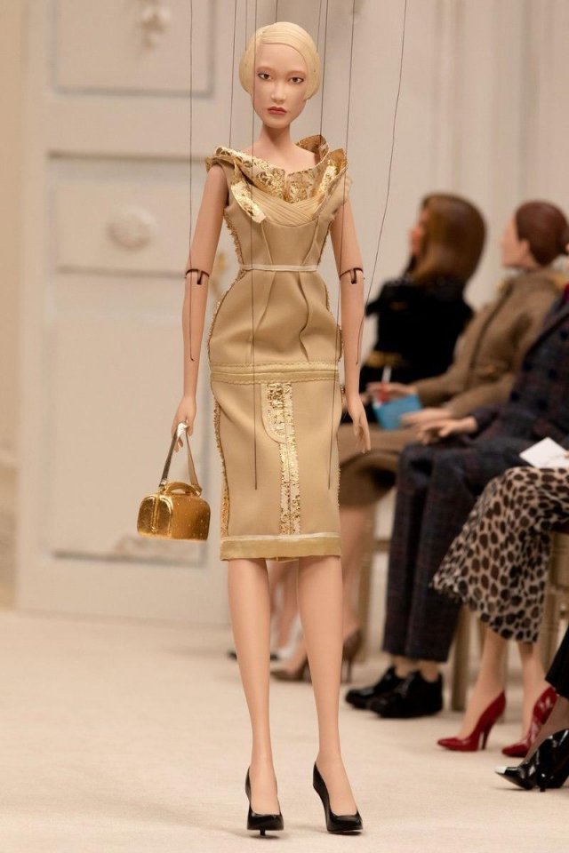 Показ модного дома Moschino в формате кукольного показа