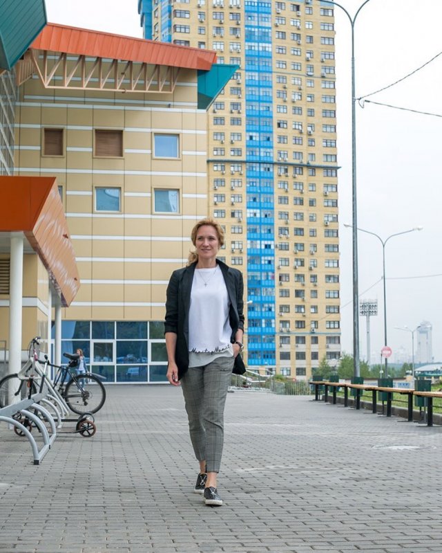 Мария Киселева в белой бузке и черном пиджаке на улице