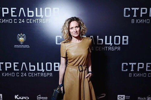 Мария Киселева в золотом платье на премьере фильма &quot;Стрельцов&quot;