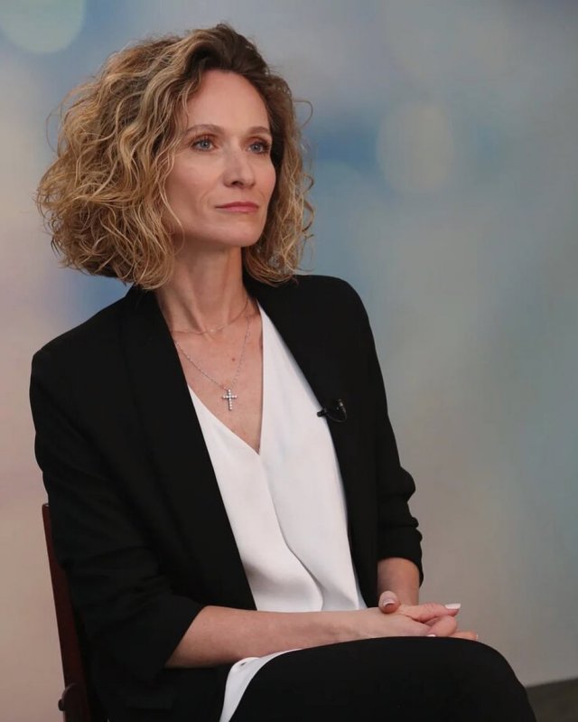 Мария Киселева в белой блузке и черном пиджаке
