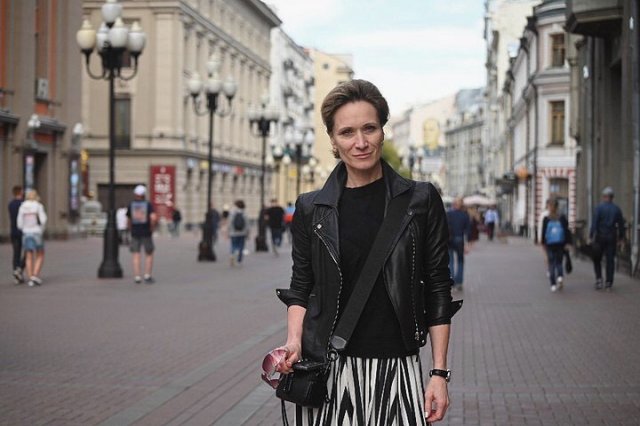 Мария Киселева в черной кожаной куртке гуляет по Старому Арбату
