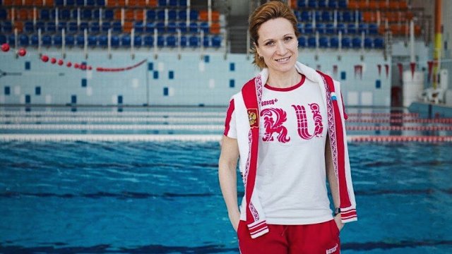 Мария Киселева в спортивной одежде в бассейне
