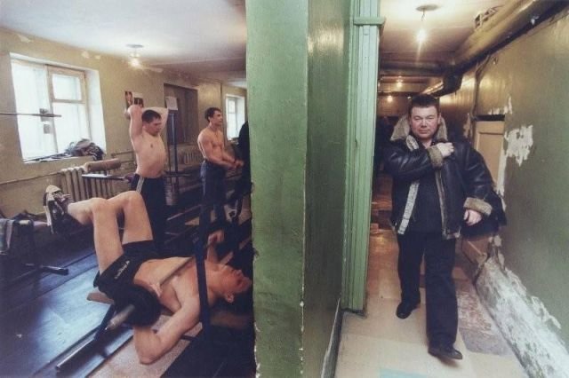 Усердные тренировки молодых людей в тренажерном зале. 90-е.