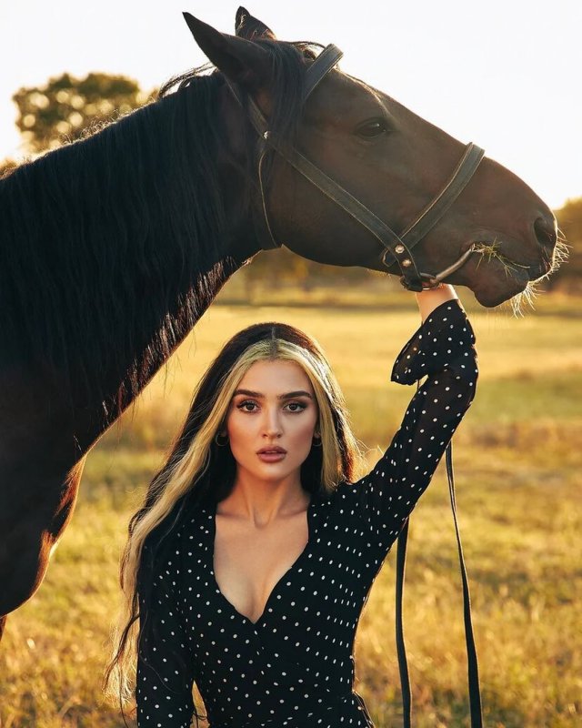 Дина Саева в черном платье в горошек с конем