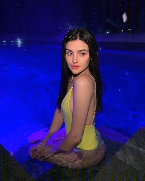 Дина Саева в бассейне в желтом купальнике