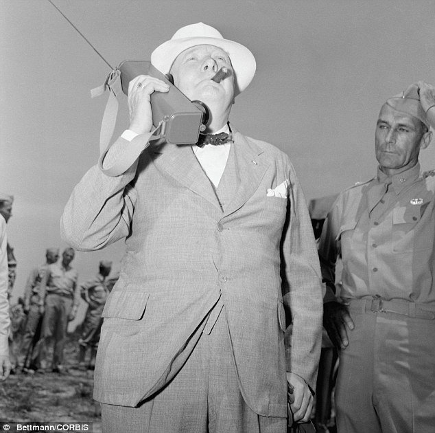 Уинстон Черчилль разговаривает по портативной рации, 1942 год, форт Джексон