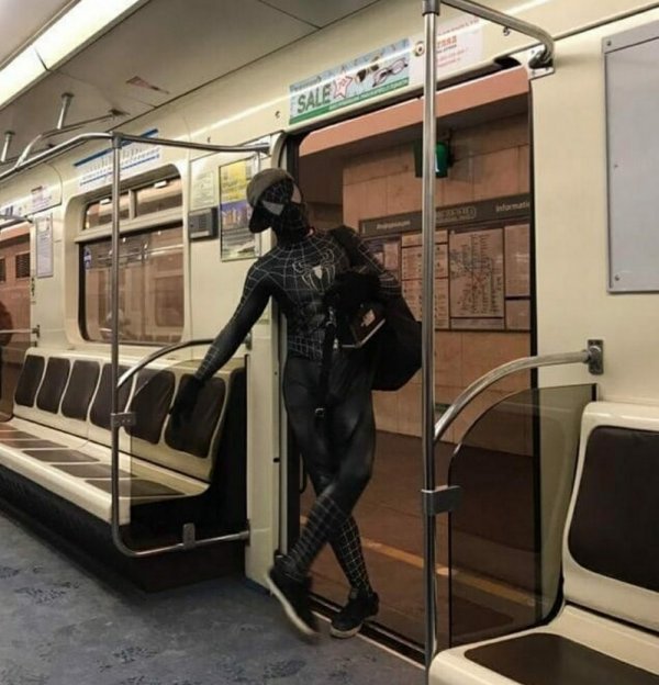человек-паук в метро