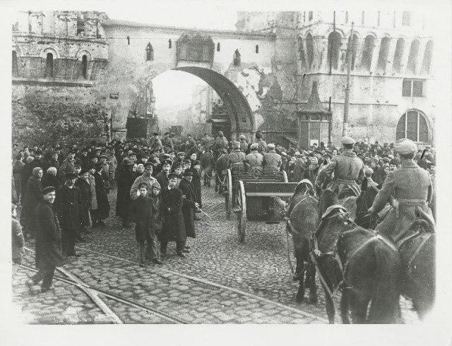 Колонны демонстрантов на улицах Москвы 7 ноября 1918