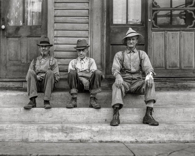 Фермеры на ступенях почтового отделения в Блэк Эрт, округ Дэйн, штат Висконсин. Август 1941 года.