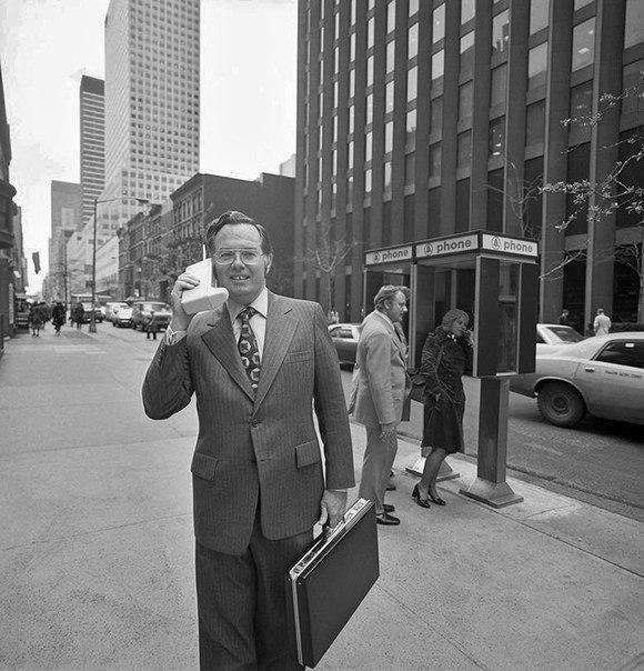 Инженер компании Motorola Джон Митчелл с первым мобильным телефоном. Нью-Йорк, 1973 год