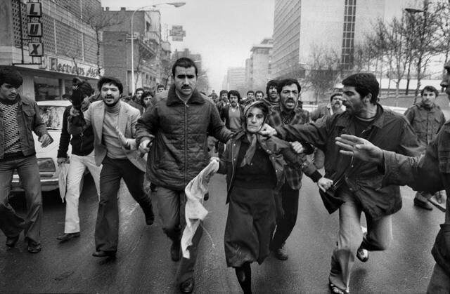 Иранская революция, толпа преследует и избивает сторонника шаха. Тегеран, 25 января 1979 года.