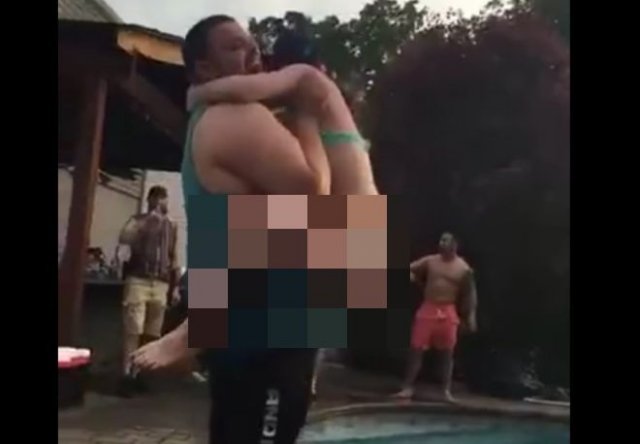 Видео, от которого действительно станет больно: кинул девушку спиной об бортик бассейна