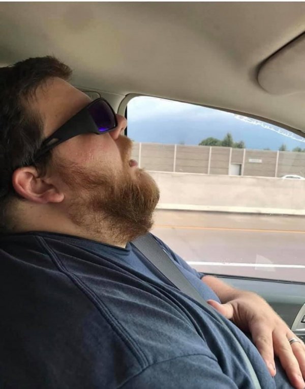 Мужчина спит в машине
