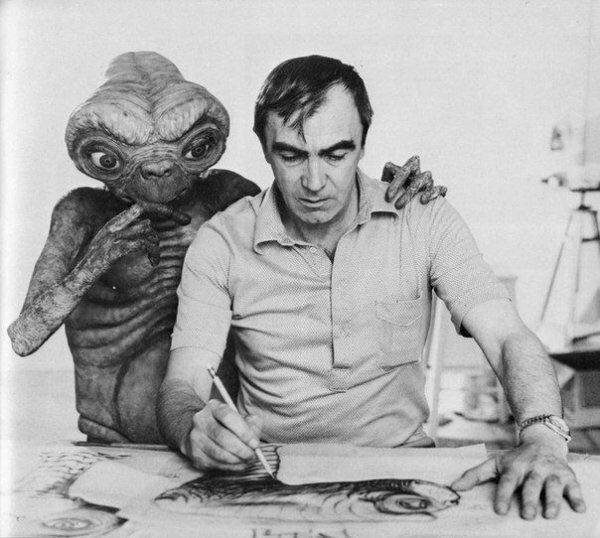 Итальянский мастер спецэффектов в кино Карло Рамбальди и созданный им пришелец из фильма “Инопланетянин”, 1982 год